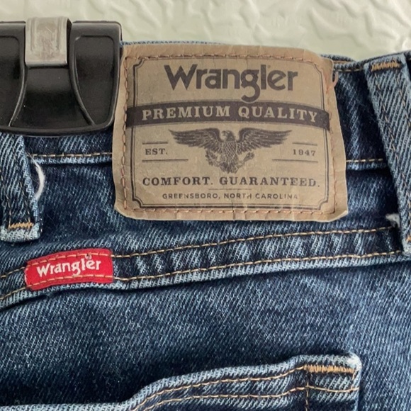 Wrangler Blue Relaxed Fit Jeans Classic Denim - Picture 3 of 9